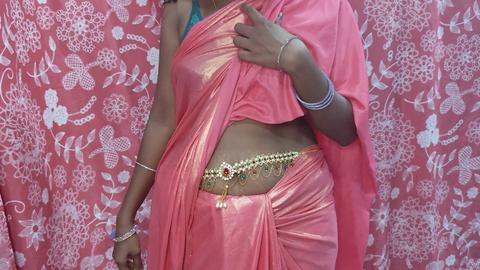 Erotische indische Schönheit in traditioneller Kleidung erkundet den Handfetisch während harter Action