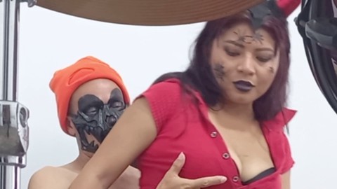 La madrastra vestida de demonio monta a su hijastro en un encuentro salvaje