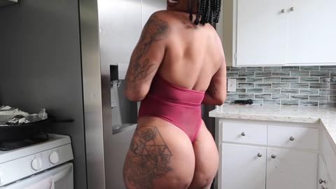 Veronica Cummings, una casalinga haitiana molto hot, si spalma e viene scopata analmente in cucina parte 1