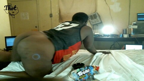 Donna in carne in Texas con un sedere dondolante che penzola