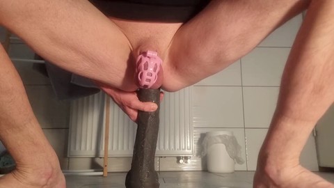 Fai rinchiudere quel femboy e monta il gigantesco dildo nero in stile POV  Fai rinchiudere quel femboy e monta il gigantesco dildo nero in stile POV