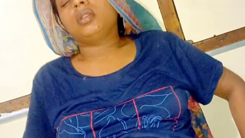 Die indische Teenagerin Neha Bhabhi hat ihren ersten spritzenden Orgasmus mit intensiver Fingerarbeit.