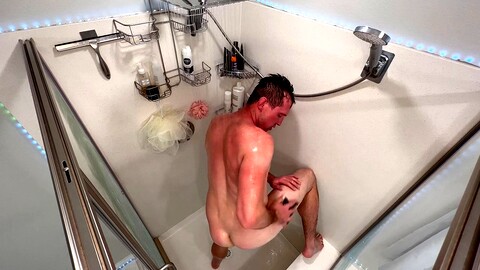 Ragazzo amatoriale solo Pierce Paris fa una doccia privata.