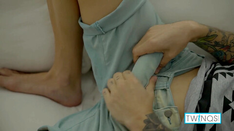 Der tätowierte, dunkelhaarige Twink Noah A nimmt einen hübschen Bären, Liam P, anal.