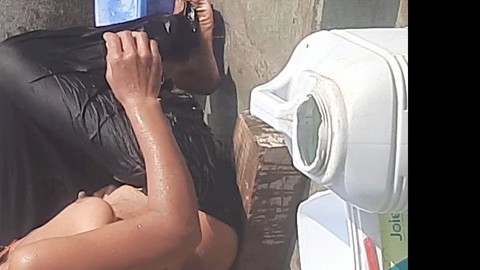 Ragazza del villaggio desi vista completamente nuda in un video bollente in bagno