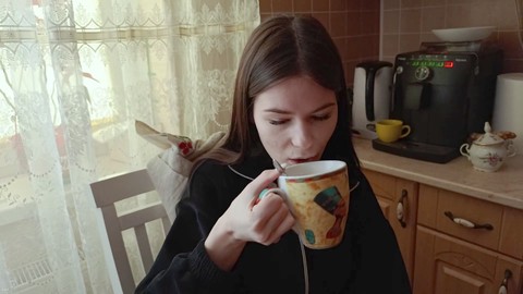 Le beau-frère cuisine des burgers avec sa demi-sœur avant de la cogner fort