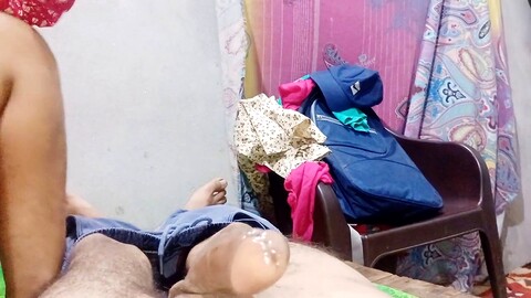 Un bhabhi indiana mostra le sue abilità nel spremere il pene in una scena calda fatta in casa.