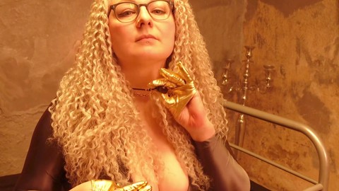 La dominatrice femminile Arya Grander prende il controllo in un POV di incantevole sottomissione con il controllo della bottiglia marrone.