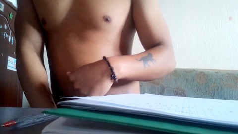 Fit Latino-Typ Ikaoss mit Sixpack bietet ein ASMR-Erlebnis an