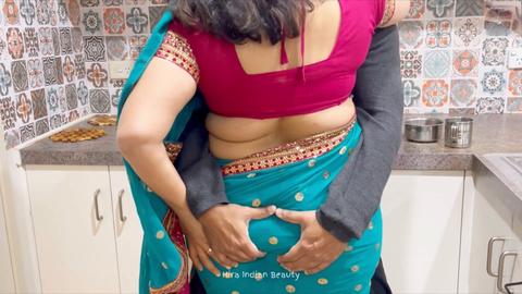 Hacer el amor sensualmente con una milf india madura en traje tradicional