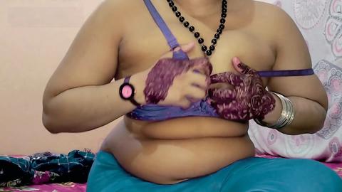 Una scolara pakistana birichina dà una seducente masturbazione