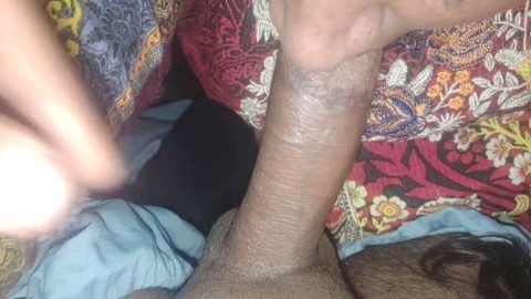Die indische Desi-Sternchen Sanjana ruft ihren Freund an, um hart durchgebohrt zu werden, während sie allein zu Hause ist.