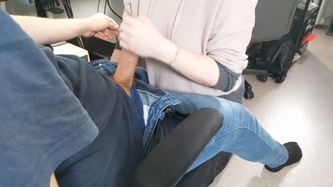 Ein begeisterter Blowjob mit tiefem Rachen endet in einem unordentlichen Gesichtsbesamung