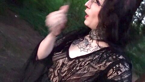 L'eiaculazione è il momento clou di un'avventura di escursionismo per la ragazza goth tatuata Hotpinknymph.