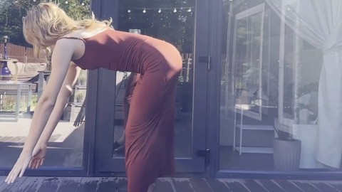 Schiava con un sedere succulento si sottomette e si arrende all'aperto