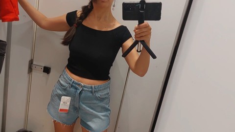 Une sexy milf latina petite avec des aisselles poilues apprécie une action anale intense en tant qu'esclave sexuelle soumise
