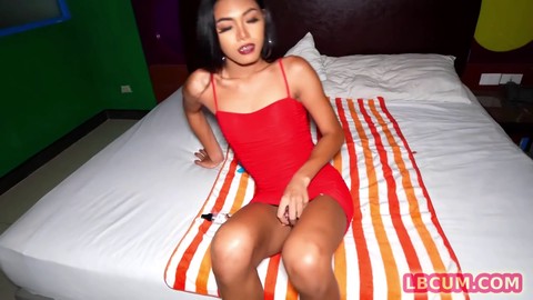 Gioco kinky e sesso anale senza preservativo con un'incredibile ladyboy