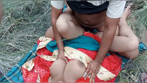 Bhabhi bangladesí sensual en sari rojo follada en secreto en la jungla y penetrada estilo perrito