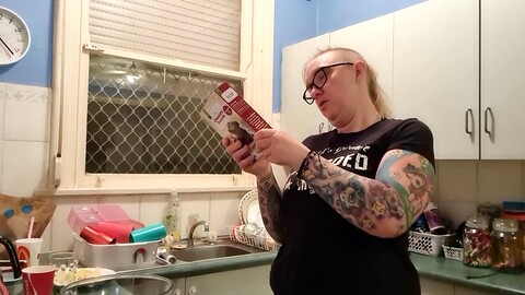 La sequenza Austrliana Rem mostra le sue abilità con la lingua mentre cucina.