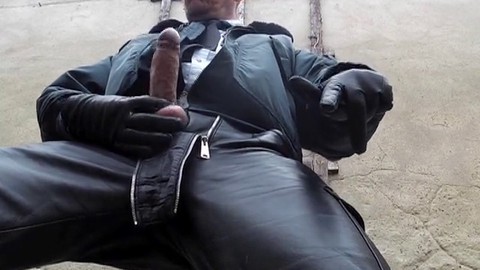 Der europäische Pornostar GERMANE_XL zeigt seine Pinkel-Fähigkeiten in verschiedenen Leder-Polizeiuniformen