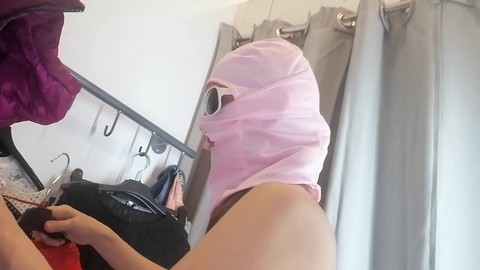 Heiße Latina Hairymaid präsentiert ihre riesigen haarigen Brüste und ihren großen Hintern, während sie Strumpfhosen anprobiert.