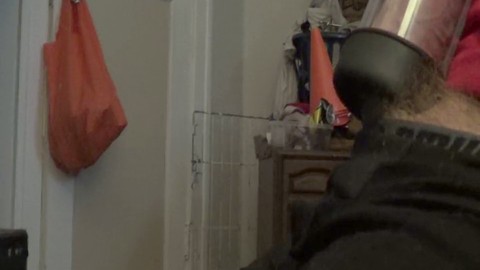 Solo un poco de juego de bombeo en cuero con El Confesor