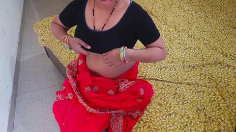 Das schöne indische Paar genießt harten Sex mit einer jungen Dorfbhabhi