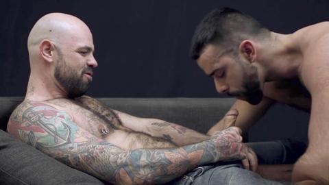 Pilonnage anal poilu avec éjaculation pour Teddy Torres, un musclé gay