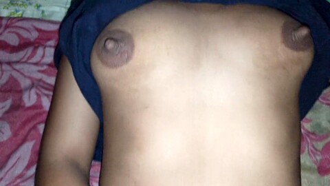 La belle indienne Deshi69gril se régale en faisant une cunnilingus et se fait remplir de sperme chaud.