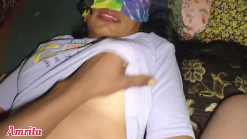 Bhabhi india atrapada engañando con chicas de la universidad en algunos primeros planos salvajes