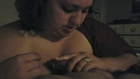 Ein weißes Mädchen mit einem großen Hintern gibt einen erstaunlichen Blowjob