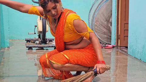 Una zia Desi tamiliana gode di un caldo sesso in bagno con l'insegnante di suo nipote in macchina
