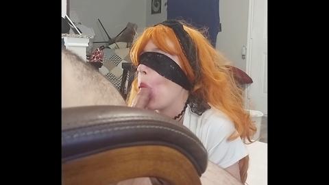 Rosey, la pelirroja tetona con los ojos vendados, ofrece una increíble mamada al borde