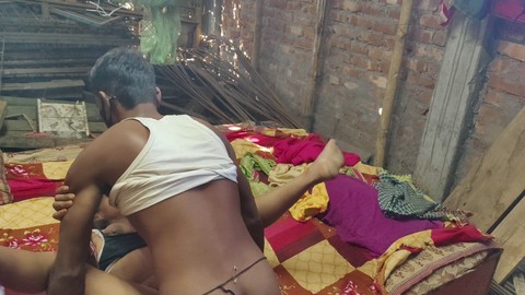 Eine geile indische Hausfrau wird im Dorf wild