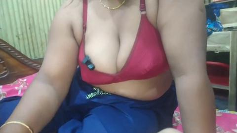 Versautes Gespräche und Hardcore-Action mit vollbusiger Desi-MILF, die ihre großen natürlichen Titten zeigt