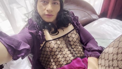 Sissy in Unterwäsche und Strumpfhosen wird wild in ihrer Uniform