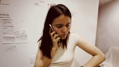 Mi esposo contrató a un entrenador personal que sabe cómo hacerme sudar...