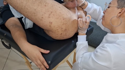 Medico e centro medico divertimento bisessuale con amatori e azione femdom con strap-on!