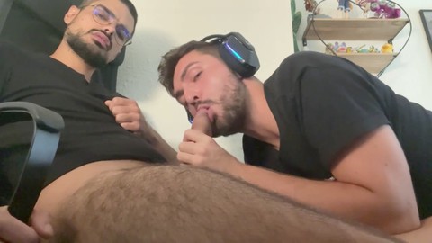 Un semental gay chupa una polla dura hasta que se corre, xxx gay