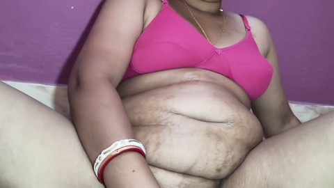La jeune femme au foyer indienne Raja Puja reçoit un coup de dildo de son mari et gicle partout.