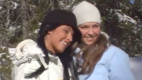 Adolescentes desnudos haciendo ángeles de nieve mientras posan para la cámara