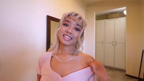 Petite Gia zieht sich aus und gibt sich einem harten Fick hin