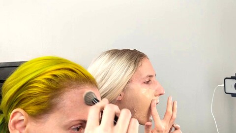 Die schöne Crossdresserin Bailey Wilde trägt Foundation für einen perfekten Look auf