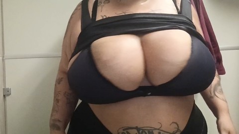 Donna curvy bbw viene sorpresa nella doccia della palestra