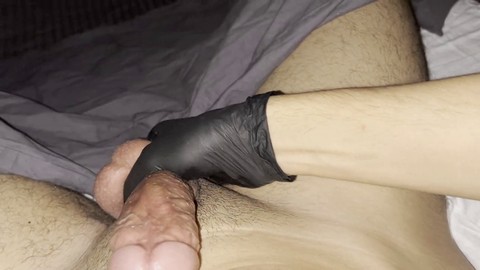 Jouer avec ma queue et mes couilles qui font saliver