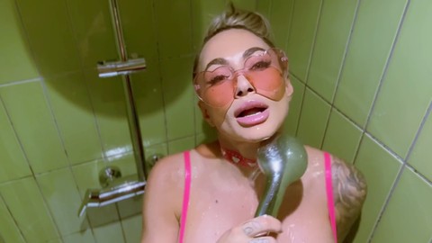 PDV : Chaude blonde avec des lunettes engloutit ma bite sous la douche