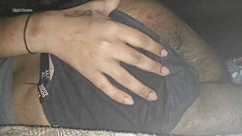 La mia amica sfoggia il suo fondoschiena spesso e sexy, sembra così gustoso