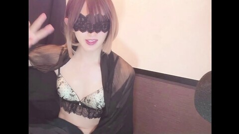 La trasvestita Chika in lingerie con gli occhi bendati ha una sessione da sola.