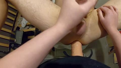 Teen-Domina fickt ihre devote Marionette mit einem riesigen Strap-On