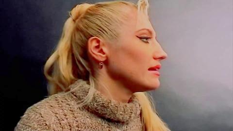 La bombe blonde allemande savoure le sperme d'une bite palpitante